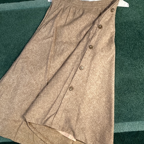 Nancy Jennifer Canada Tan A.line Skirt, Lined. Size 8 65% Wool25% Silk 10% Nylon - Picture 2 of 6